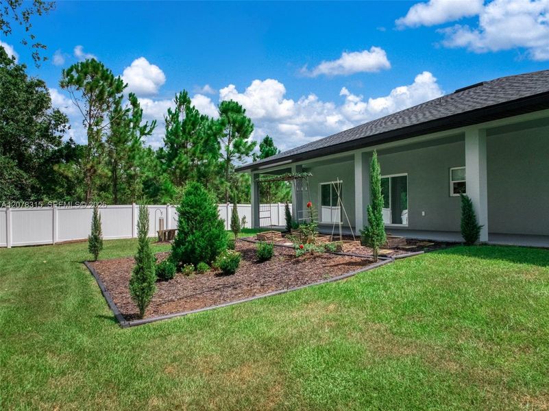 Exterior details and patio area of a home in , Sebring (Image 28).