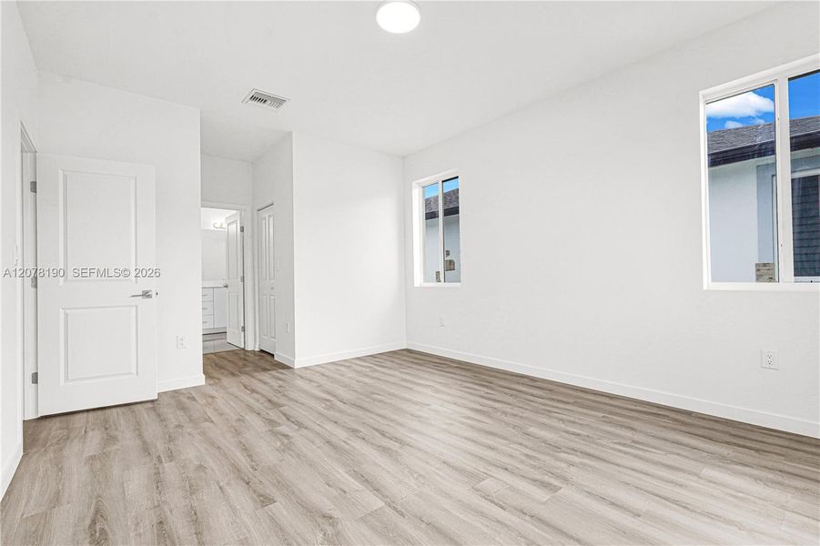 Spacious, unfurnished interior of a new home in , Miami (Image 80).
