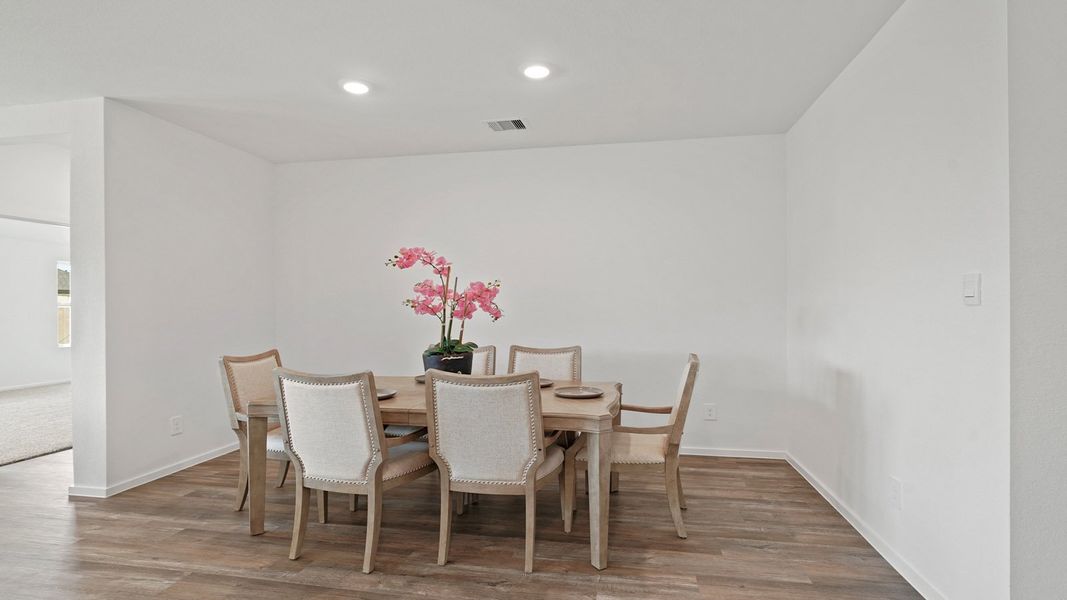 Furnished interior view inside a new home in Sunterra Lakes, Katy (Image 6). Furnished interior view inside a new home in Sunterra Lakes, Katy (Image 6).