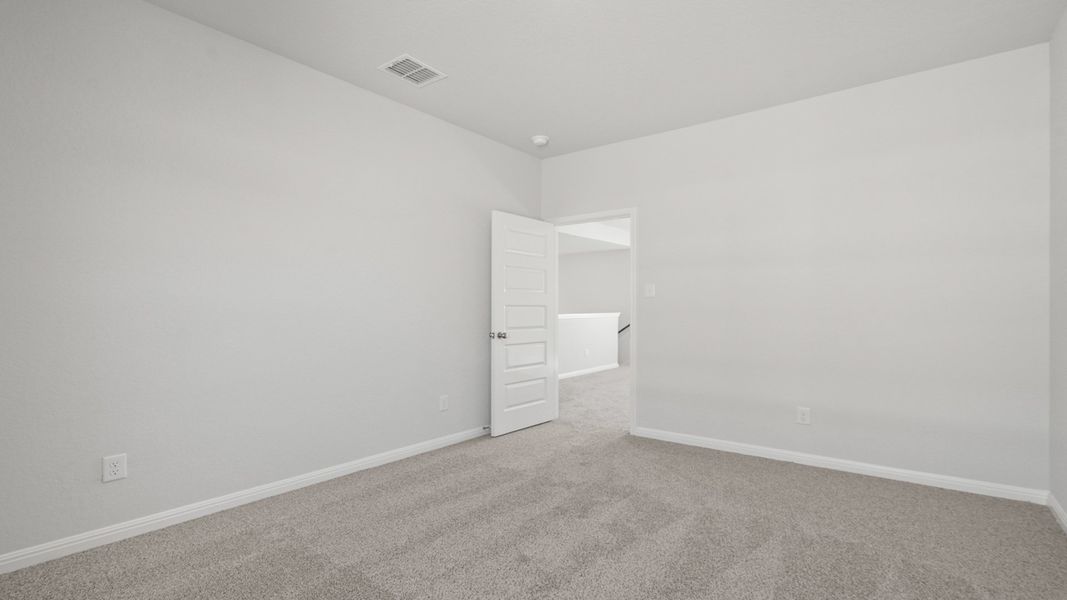 Spacious, unfurnished interior of a new home in Hunters Ranch, San Antonio (Image 19).