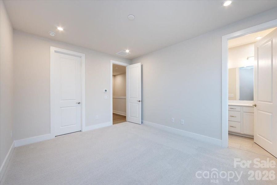 Primary bedroom en suite