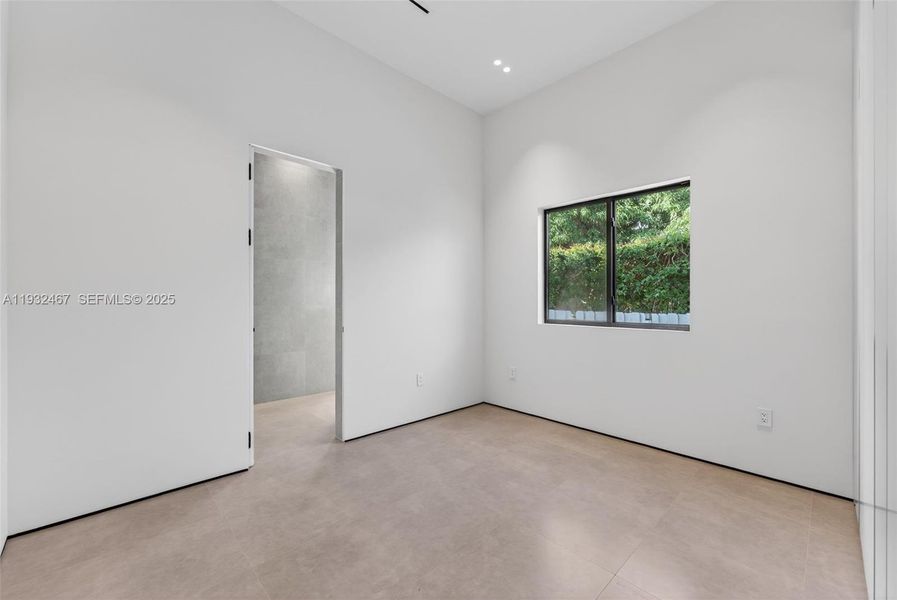 Spacious, unfurnished interior of a new home in , Miami Springs (Image 21).