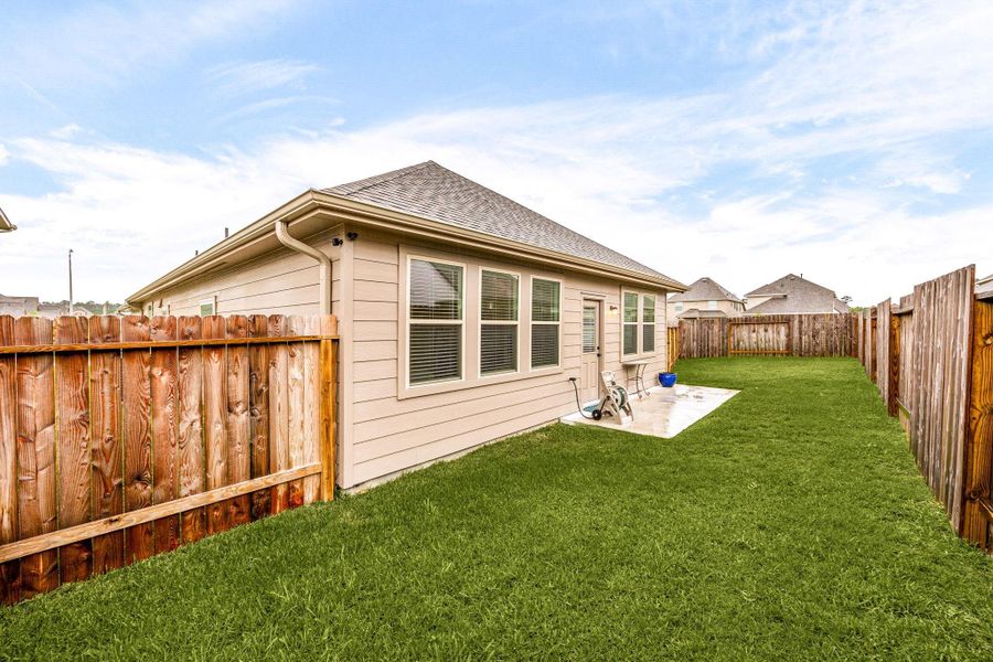 Exterior details and patio area of a home in Willowpoint, Tomball (Image 3).