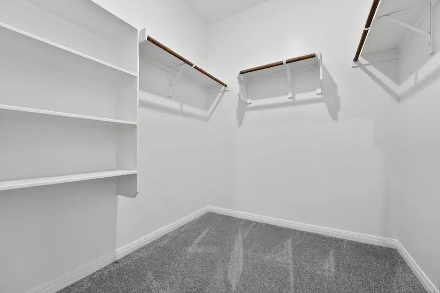 Spacious, unfurnished interior of a new home in Longview, Del Valle (Image 17).