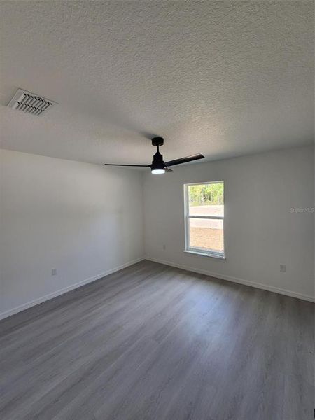 Spacious, unfurnished interior of a new home in , Dunnellon (Image 10).