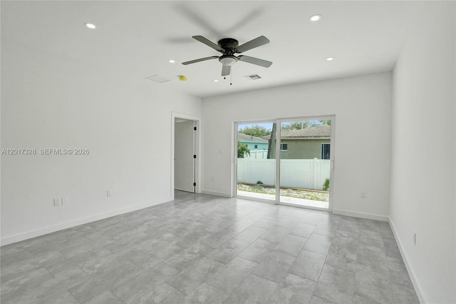 Spacious, unfurnished interior of a new home in , Fort Lauderdale (Image 43).