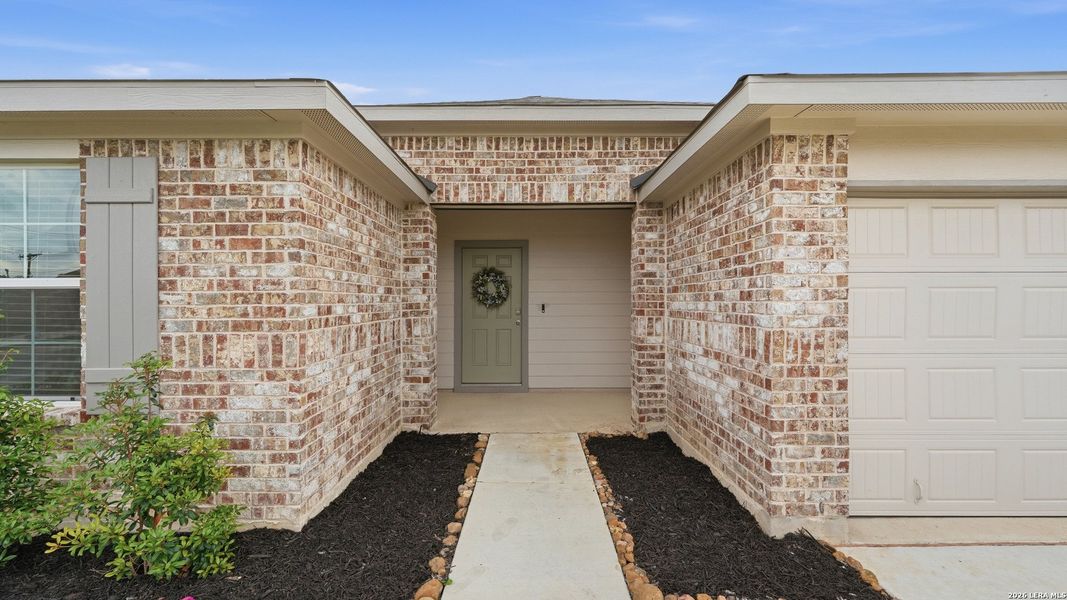 Exterior details and patio area of a home in Heather Glen, New Braunfels (Image 31).