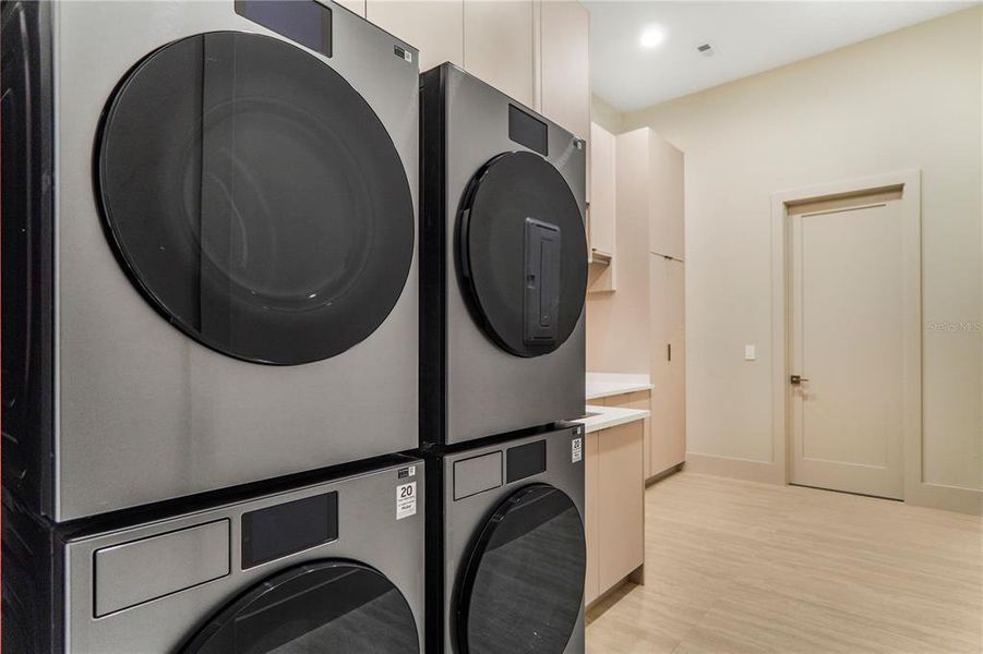 Furnished interior view inside a new home in , Windermere (Image 47).