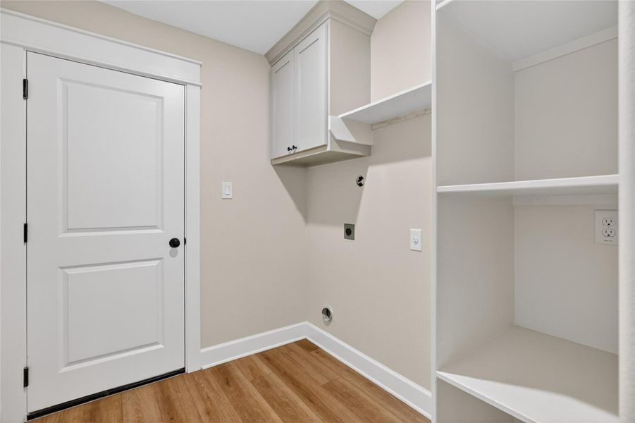 Spacious, unfurnished interior of a new home in , Snook (Image 24).