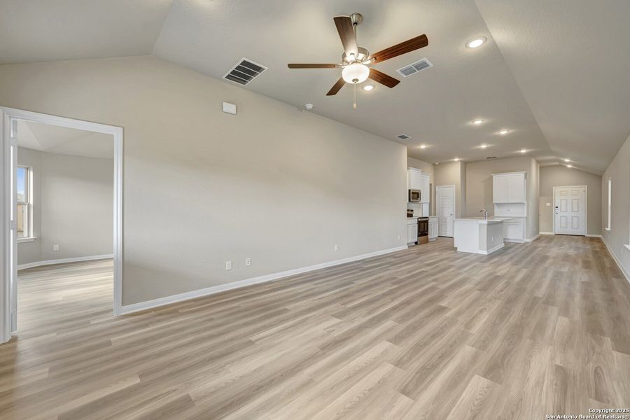 Spacious, unfurnished interior of a new home in Park Place, New Braunfels (Image 38).