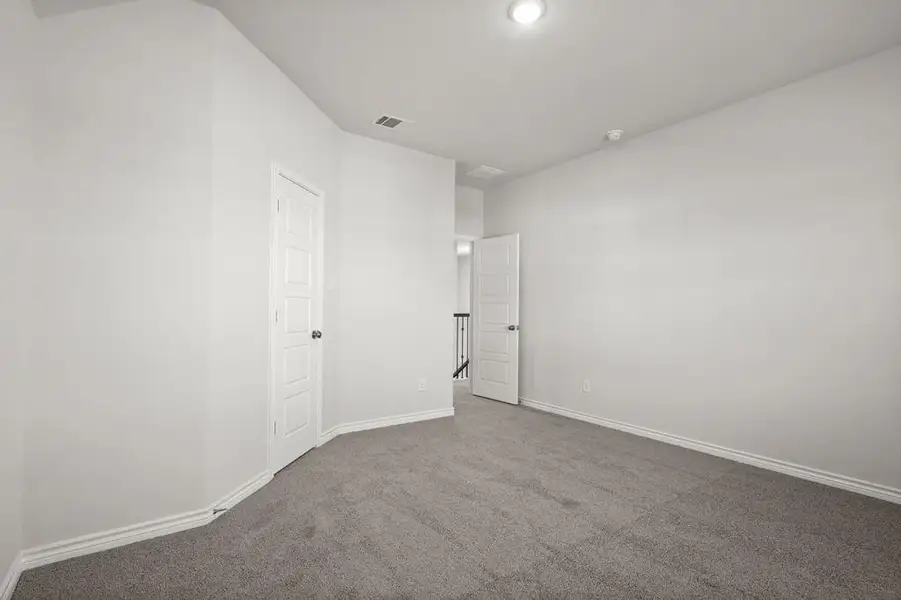 Spacious, unfurnished interior of a new home in Rocky Creek Crossing, Fort Worth (Image 9). Spacious, unfurnished interior of a new home in Rocky Creek Crossing, Fort Worth (Image 9).