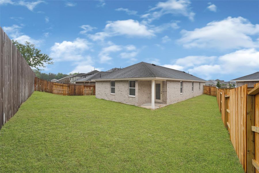 Exterior details and patio area of a home in Stonebrooke, Conroe (Image 17).