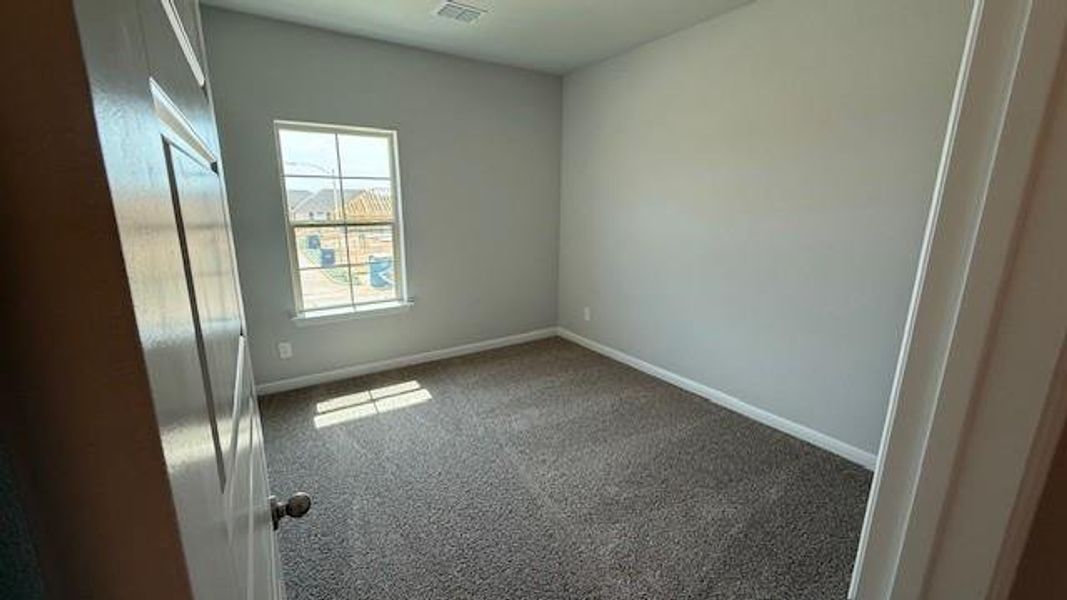 Spacious, unfurnished interior of a new home in Saratoga, Granbury (Image 8).