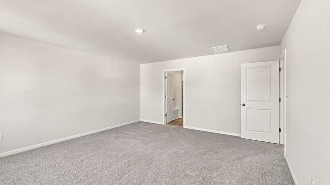 Spacious, unfurnished interior of a new home in Woodglen, Piedmont (Image 32).