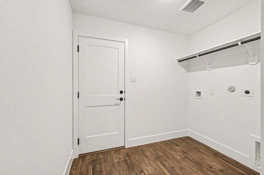 Spacious, unfurnished interior of a new home in Greystone, Angleton (Image 27).