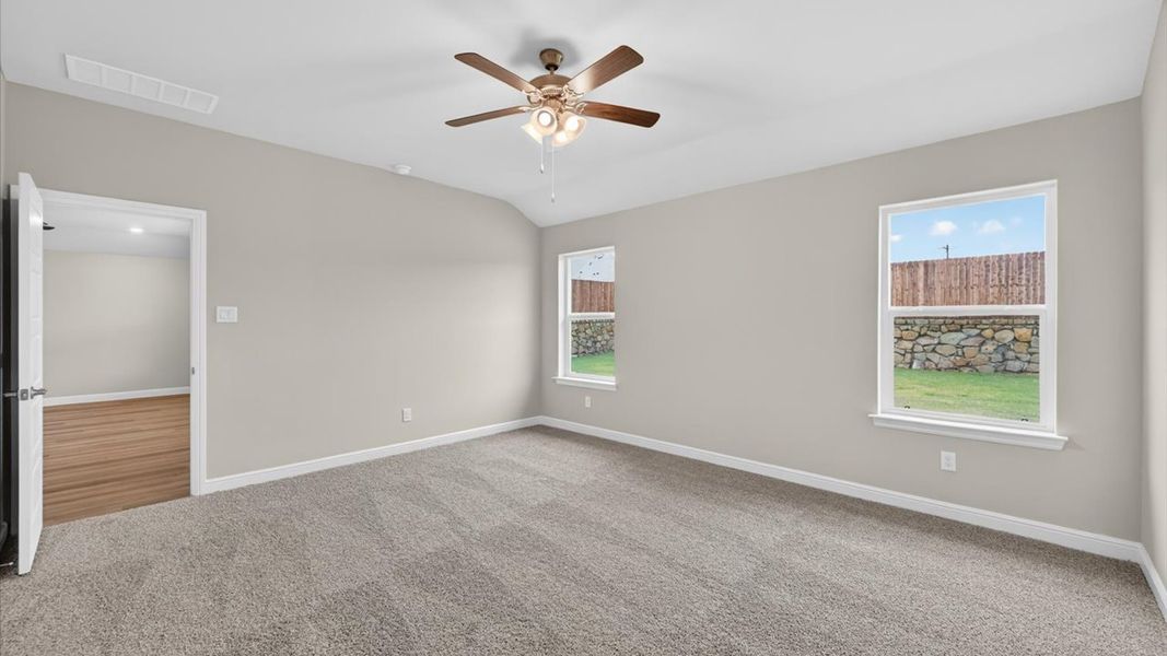 Spacious, unfurnished interior of a new home in Sandstone Estates, Granbury (Image 15).