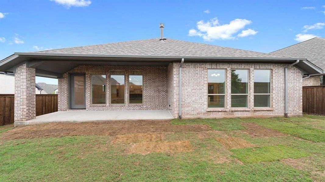 Exterior details and patio area of a home in Hillstead, Lavon (Image 20).