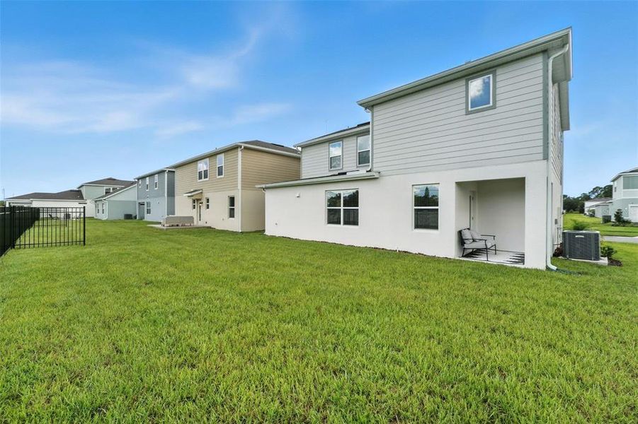 Exterior details and patio area of a home in Amelia Groves, St. Cloud (Image 2).