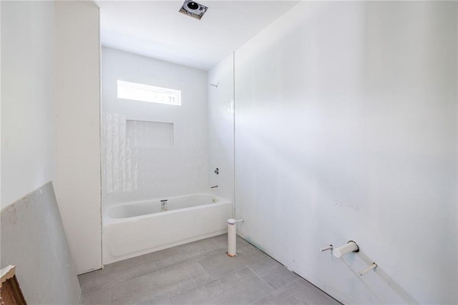 Spacious, unfurnished interior of a new home in , Atlanta (Image 10).