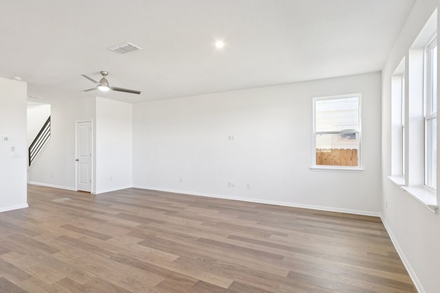 Spacious, unfurnished interior of a new home in Porter Country, Buda (Image 18).