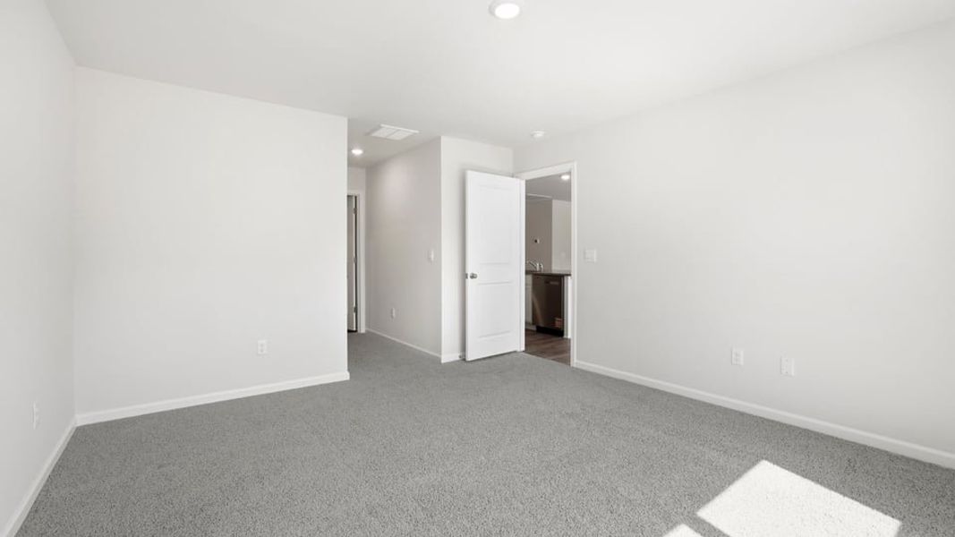 Spacious, unfurnished interior of a new home in Cascade Point, Seneca (Image 24).