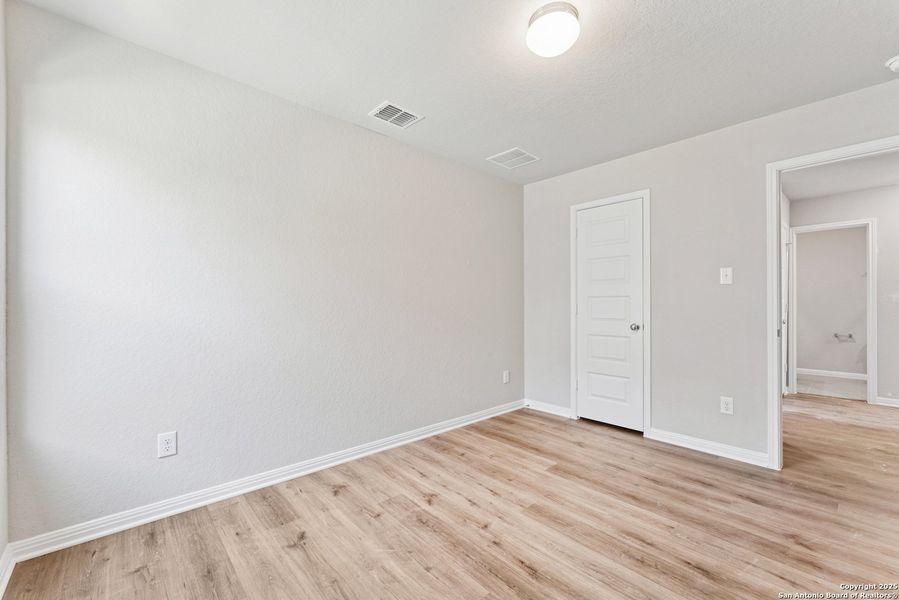 Spacious, unfurnished interior of a new home in Cinco Lakes, San Antonio (Image 5). Spacious, unfurnished interior of a new home in Cinco Lakes, San Antonio (Image 5).