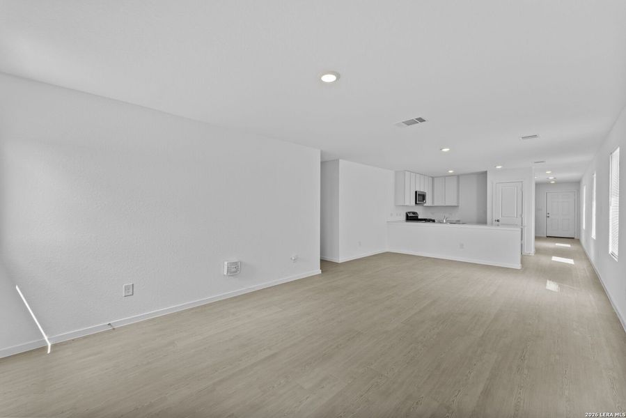 Spacious, unfurnished interior of a new home in Spring Grove, St. Hedwig (Image 13).