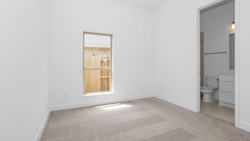 Spacious, unfurnished interior of a new home in Riceland, Mont Belvieu (Image 9).