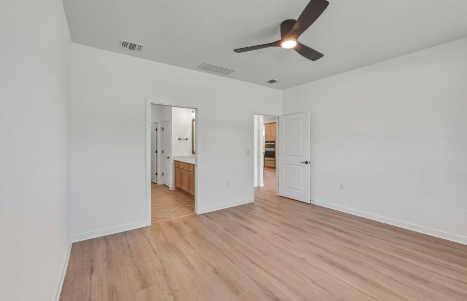 Spacious, unfurnished interior of a new home in Sun City Texas, Georgetown (Image 17).
