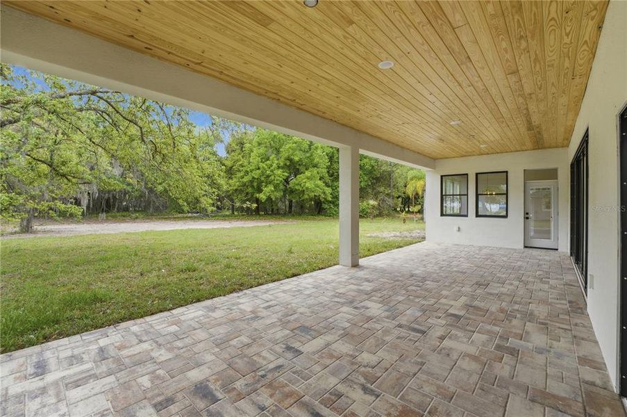 Exterior details and patio area of a home in , Kissimmee (Image 31).