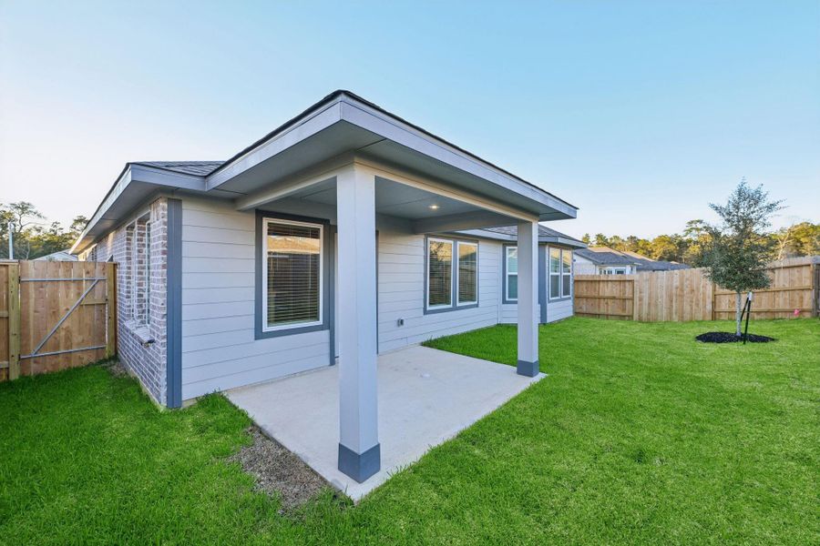 Exterior details and patio area of a home in Stewart's Ranch, Conroe (Image 24).