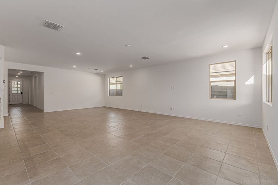Spacious, unfurnished interior of a new home in Tyler Ranch, Buckeye (Image 7).