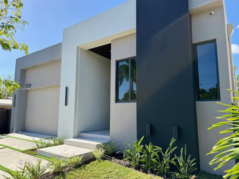 Exterior details and patio area of a home in , Fort Lauderdale (Image 3).