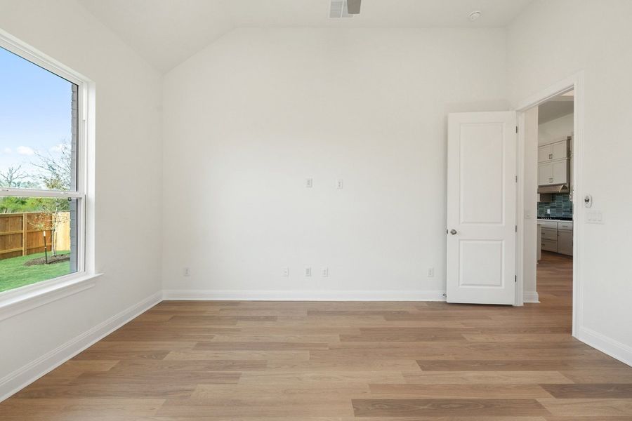 Spacious, unfurnished interior of a new home in Persimmon, Buda (Image 30).