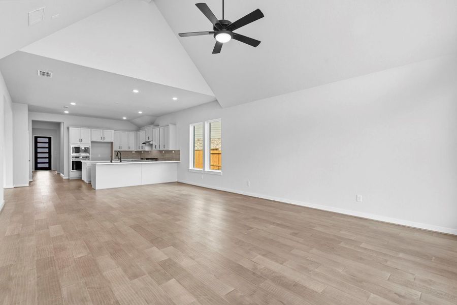 Spacious, unfurnished interior of a new home in Sienna 45', 50', Missouri City (Image 36).