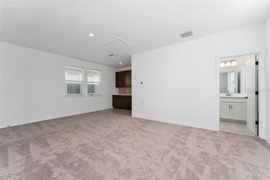 Spacious, unfurnished interior of a new home in , Winter Garden (Image 31).