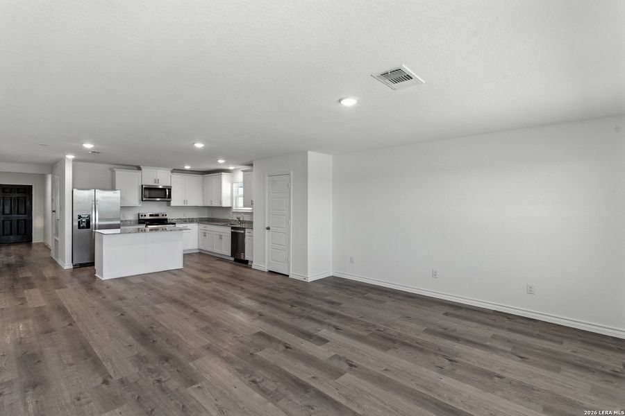 Spacious, unfurnished interior of a new home in Lily Springs, Seguin (Image 11).