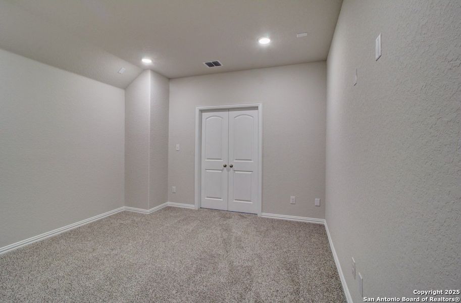 Spacious, unfurnished interior of a new home in Meyer Ranch - Enclave, New Braunfels (Image 33).