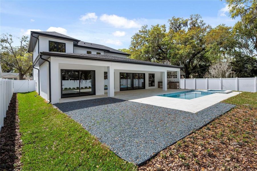 Exterior details and patio area of a home in College Park, Orlando (Image 4).