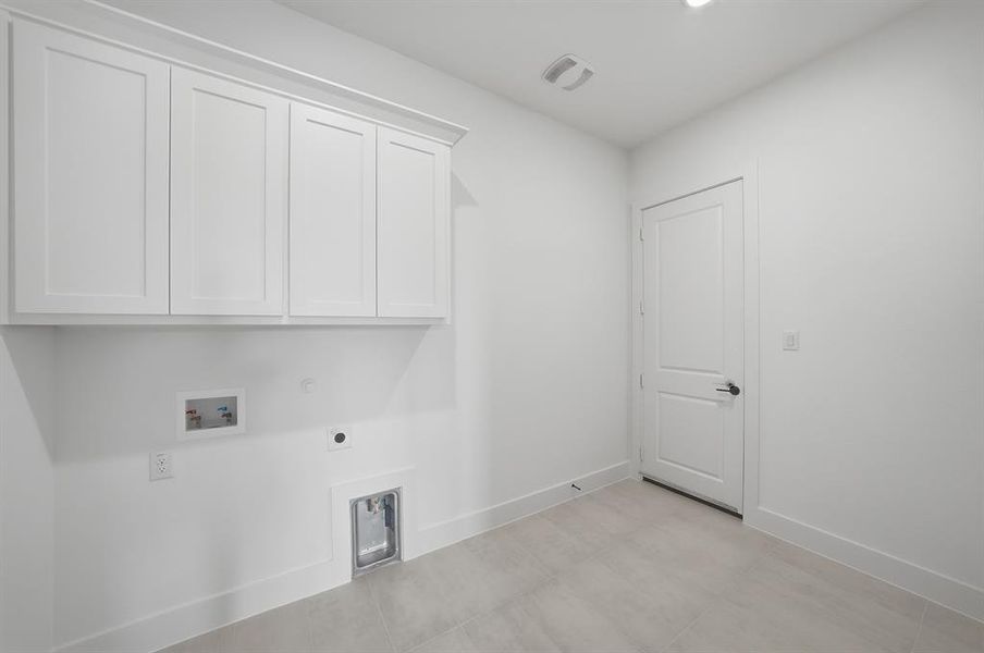 Spacious, unfurnished interior of a new home in Estates at Rockhill, Frisco (Image 23).