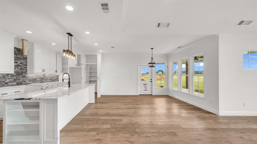 Spacious, unfurnished interior of a new home in Oak Water Ranch, Granbury (Image 16).