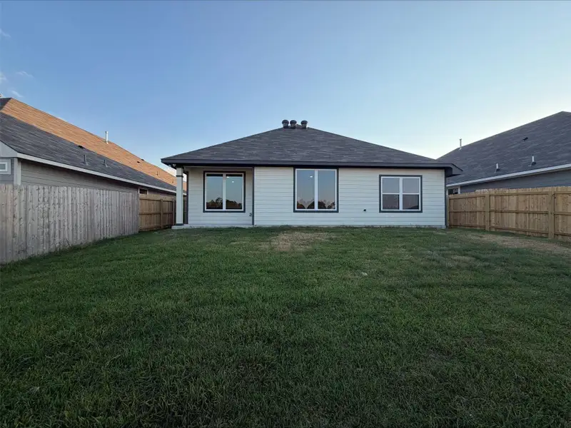 Exterior details and patio area of a home in Sterling Ridge, Huntsville (Image 2).
