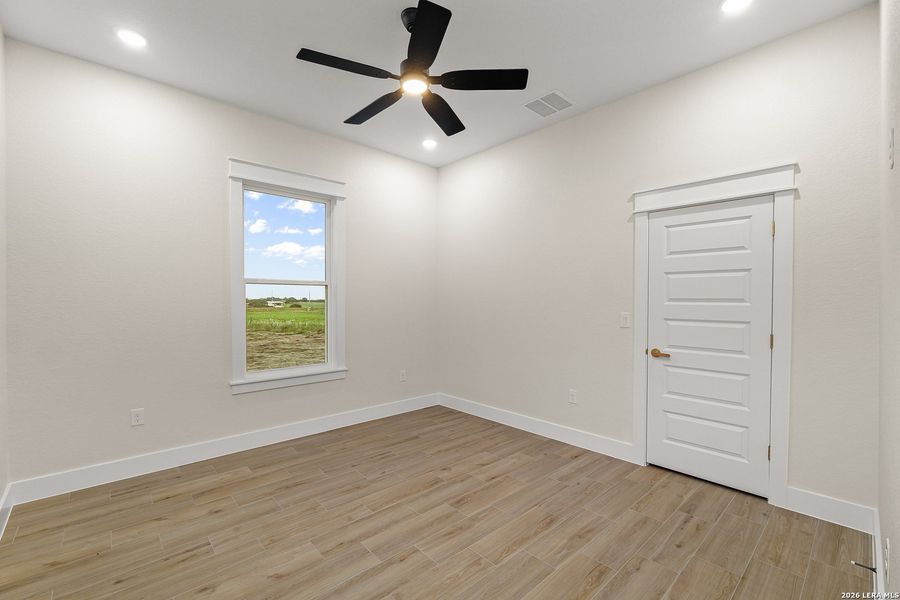Spacious, unfurnished interior of a new home in , La Vernia (Image 39).
