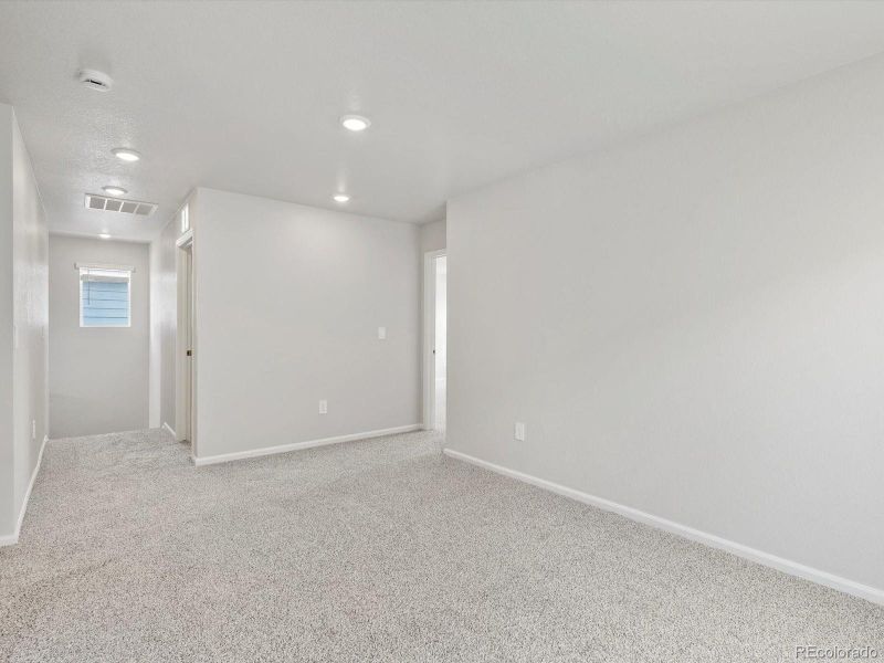 Spacious, unfurnished interior of a new home in Lake Bluff, Greeley (Image 16).
