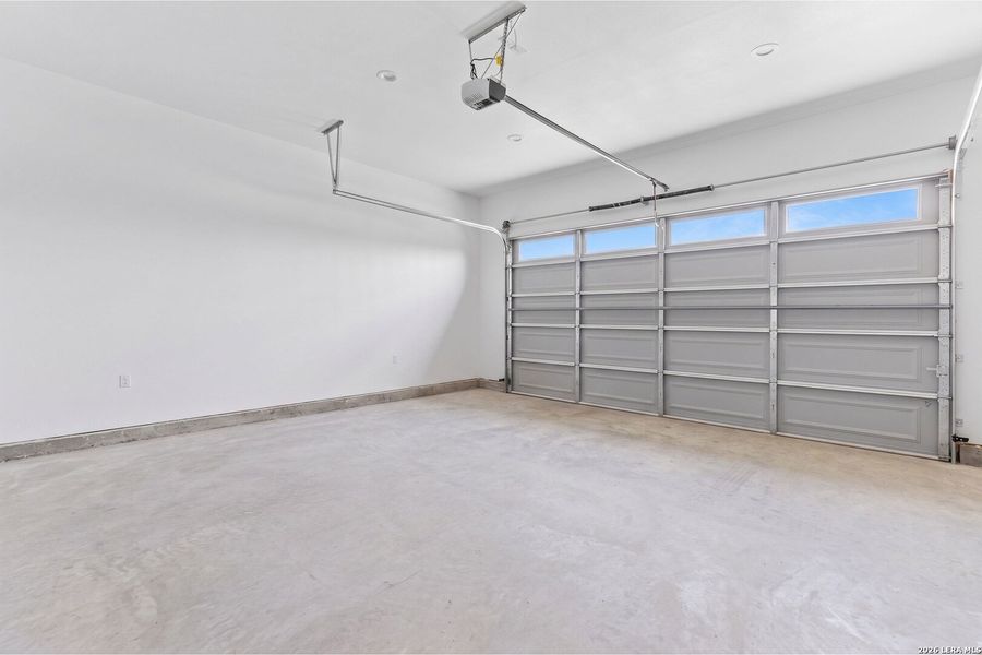 Spacious, unfurnished interior of a new home in , Atascosa (Image 26).