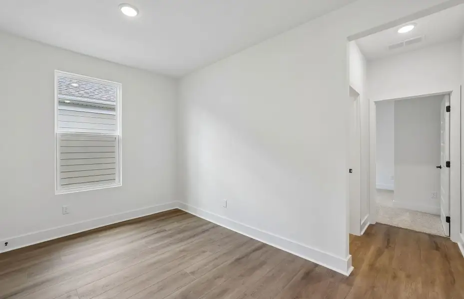 Spacious, unfurnished interior of a new home in Del Webb Barton Village, Lebanon (Image 20).