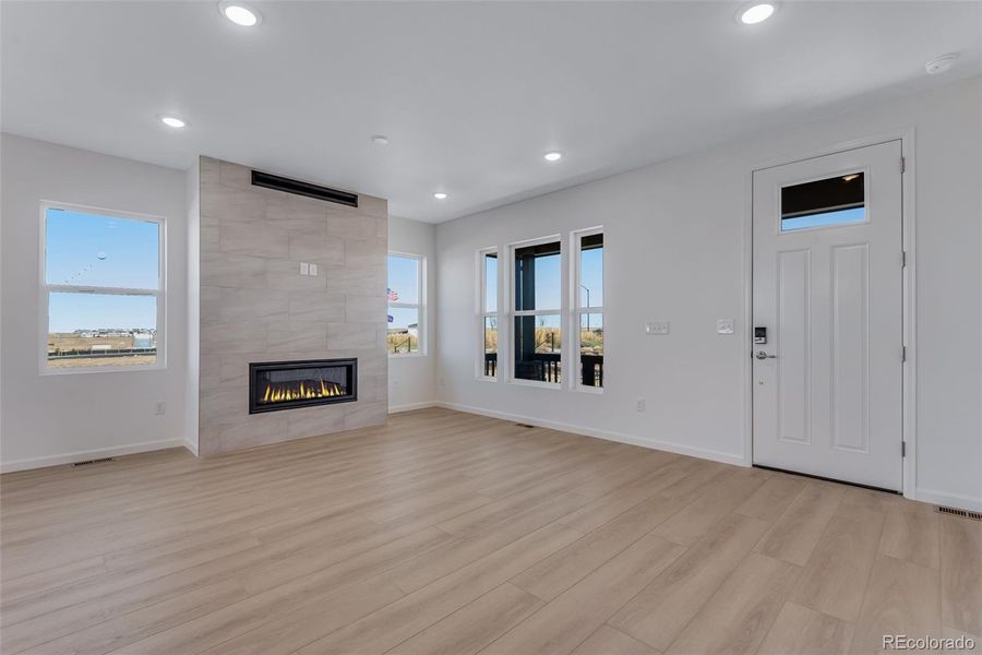 Spacious, unfurnished interior of a new home in Crescendo at The Aurora Highlands, Aurora (Image 26).