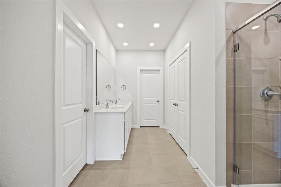 Spacious, unfurnished interior of a new home in Prestige Collection at Overland Grove, Forney (Image 8).