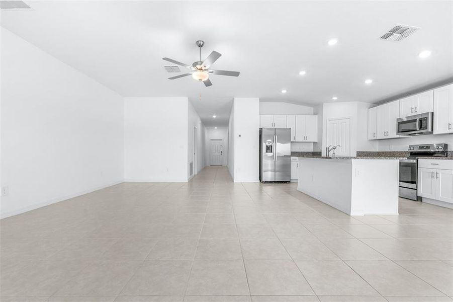 Spacious, unfurnished interior of a new home in Wind Meadows South, Bartow (Image 46). Spacious, unfurnished interior of a new home in Wind Meadows South, Bartow (Image 46).