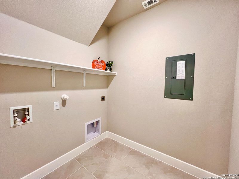 Spacious, unfurnished interior of a new home in Brookstone Creek, San Antonio (Image 31). Spacious, unfurnished interior of a new home in Brookstone Creek, San Antonio (Image 31).